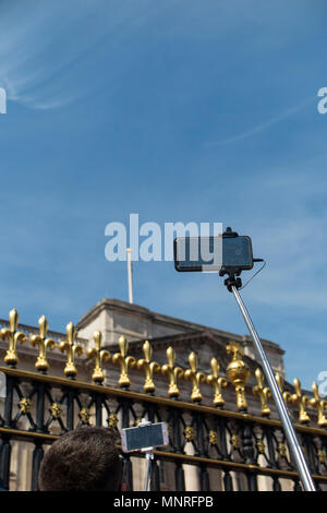 Des foules de gens avec téléphones et photos de prendre des autoportraits un événement au palais de Buckingham Banque D'Images