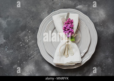 Table élégante place avec fleurs lilas pourpre, l'argenterie sur vintage. Vue d'en haut. Copier l'espace. Banque D'Images