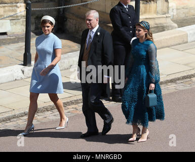 La princesse Eugénie (à gauche), le duc d'York et Princesse Béatrice arrivent à la Chapelle St George du château de Windsor pour le mariage du prince Harry et Meghan Markle. Banque D'Images