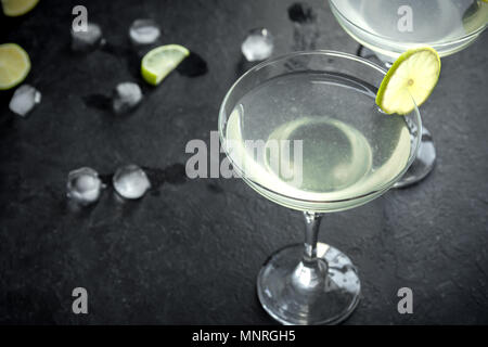 Cocktail Gimlet. La Chaux et alcoolique Gimlet Gin sur fond noir, copiez l'espace. Banque D'Images