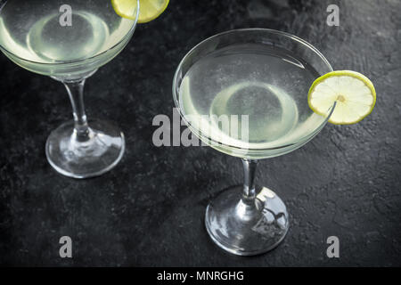 Cocktail Gimlet. La Chaux et alcoolique Gimlet Gin sur fond noir, copiez l'espace. Banque D'Images