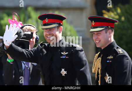 Le prince Harry (à gauche) se promène avec son meilleur homme, le duc de Cambridge, comme il arrive à la Chapelle St George du château de Windsor pour son mariage à Megan Markle. Banque D'Images