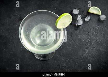 Cocktail Gimlet. La Chaux et alcoolique Gimlet Gin sur fond noir, copiez l'espace. Banque D'Images