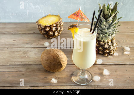 Cocktail Pina Colada à l'ananas et noix de coco sur fond de bois, copie de l'espace. Délicieux cocktail tropical d'été. Banque D'Images