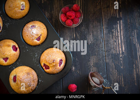 Muffins à la framboise fait maison. Berry santé muffins au petit déjeuner. Banque D'Images