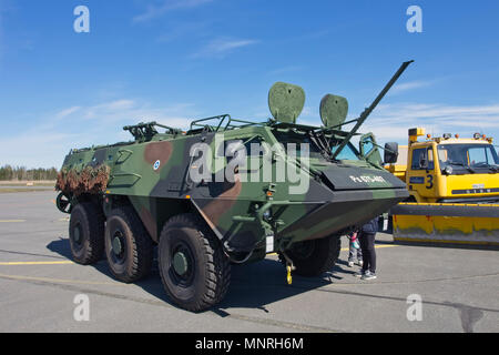 Six militaires finlandais-wheeled armoured personnel carrier, Sisu XA-185 Banque D'Images