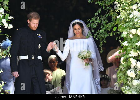 Le prince Harry et Meghan Markle départ via la porte de l'ouest de la Chapelle St George du château de Windsor après leur mariage. Banque D'Images