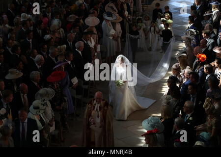 Meghan Markle et son cortège de processus l'allée après son arrivée à la porte Ouest de la Chapelle St George du château de Windsor pour son mariage avec le prince Harry. Banque D'Images