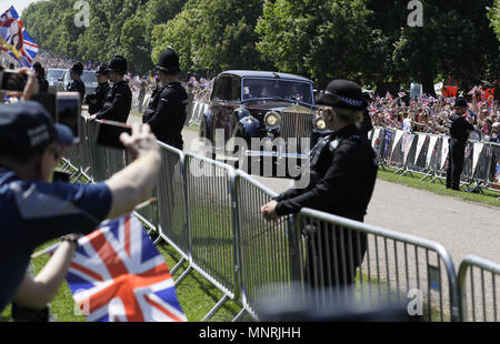 Meghan Markle balade en voiture en compagnie de sa mère, Mme Doria Ragland, le long de la Longue Marche, l'avant de son mariage avec le prince Harry à la Chapelle St George du château de Windsor. Banque D'Images