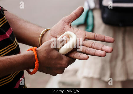 Image main d'hommes Indiens Katchuri - préparer les aliments frits indiens traditionnels Banque D'Images