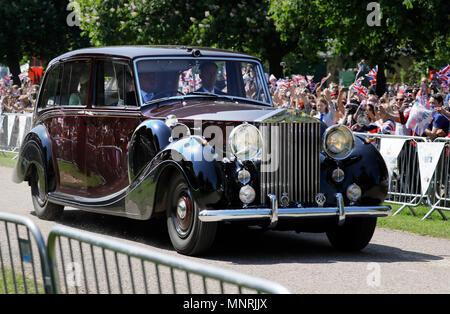 Meghan Markle balade en voiture en compagnie de sa mère, Mme Doria Ragland, le long de la Longue Marche, l'avant de son mariage avec le prince Harry à la Chapelle St George du château de Windsor. Banque D'Images