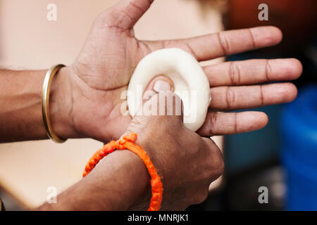 Image main d'hommes Indiens Katchuri - préparer les aliments frits indiens traditionnels Banque D'Images