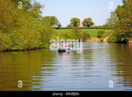 Canoë-kayak sur la rivière de la famille Bure sur les Norfolk Broads en amont de Wroxham, Norfolk, Angleterre, Royaume-Uni, Europe. Banque D'Images