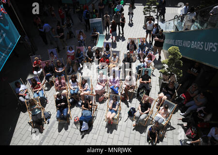 Les gens regardent le Mariage Royal de la London Designer Outlet à Wembley Park, à proximité du Stade de Wembley, le lieu de la Unis finale de la FA Cup. Photo date : Samedi 19 Mai, 2018. Voir PA story mariage royal. Crédit photo doit se lire : Adam Davy/PA Wire Banque D'Images
