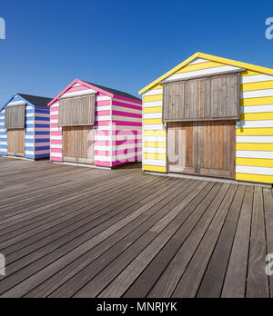 Cabines colorées Hastings Pier. Banque D'Images