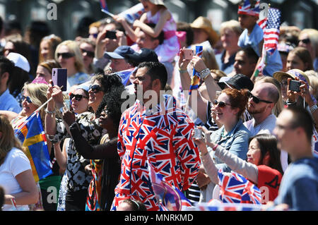 La foule regarder comme Meghan Markle accompagnée par sa mère, Mme Doria Ragland, est entraîné le long de la Longue Marche, l'avant de son mariage avec le prince Harry à la Chapelle St George du château de Windsor. Banque D'Images