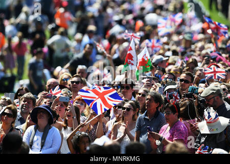 La foule regarder comme Meghan Markle accompagnée par sa mère, Mme Doria Ragland, est entraîné le long de la Longue Marche, l'avant de son mariage avec le prince Harry à la Chapelle St George du château de Windsor. Banque D'Images