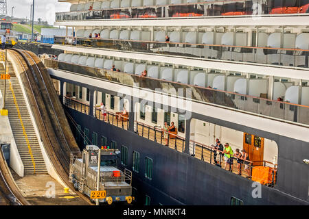 Bateau de croisière en passant par le Canal de Panama, Panama, Amérique Centrale Banque D'Images
