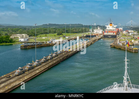 Navire en passant par le Canal de Panama, Panama, Amérique Centrale Banque D'Images