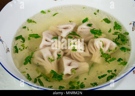 Khinkali géorgienne aux herbes soupe Banque D'Images