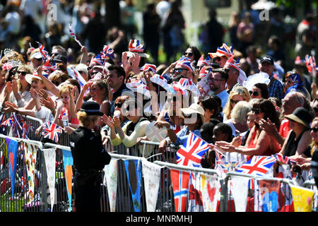 La foule regarder comme Meghan Markle accompagnée par sa mère, Doria Ragland, est entraîné le long de la Longue Marche, l'avant de son mariage avec le prince Harry à la Chapelle St George du château de Windsor. Banque D'Images