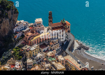 Belle vue d'Atrani sur la côte amalfitaine en Italie Banque D'Images