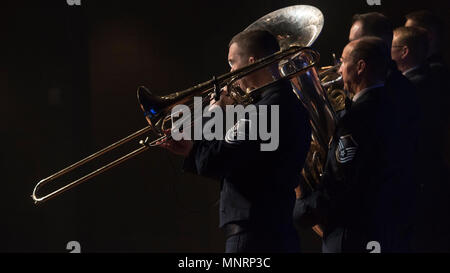 Offutt Brass joue pendant un Heartland of America Band Concert à Glenwood High School à Glenwood, Iowa, le 10 décembre 2017. Le concert a été une partie d'une série sympa que l'orchestre a joué dans la communauté entourant Offutt Air Force Base. (U.S Air Force Banque D'Images