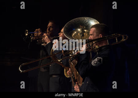 Offutt Brass joue pendant un Heartland of America Band Concert à Glenwood High School à Glenwood, Iowa, le 10 décembre 2017. Le concert a été une partie d'une série sympa que l'orchestre a joué dans la communauté entourant Offutt Air Force Base. (U.S Air Force Banque D'Images