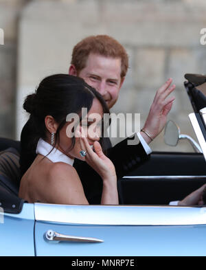 Les nouveaux mariés Duc et Duchesse de Sussex, Meghan Markle et le prince Harry, laissant le Château de Windsor après leur mariage à assister à une réception en soirée à Frogmore House, accueilli par le Prince de Galles. La mariée portait une bague qui appartenait à Diana, princesse de Galles. Banque D'Images