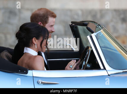 Les nouveaux mariés Duc et Duchesse de Sussex, Meghan Markle et le prince Harry, laissant le Château de Windsor après leur mariage à assister à une réception en soirée à Frogmore House, accueilli par le Prince de Galles. La mariée portait une bague qui appartenait à Diana, princesse de Galles. Banque D'Images