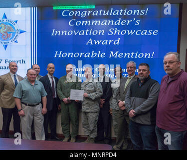 Gen. Darren W. McDew, commandant du Commandement de transport des États-Unis, avec plusieurs lauréats mention honorable de l'optimisation du système de planification des pétroliers à l'équipe du 4e trimestre 2017 Présentation du prix vitrine de l'innovation, Scott Air Force Base, Ill., 23 février 2018. L'équipe a pour mission d'élaborer un processus de collaboration entre plusieurs organisations de défense de haut niveau pour répondre aux exigences d'optimisation des pétroliers. Cette amélioration d'outils de planification et d'optimisation suite est destiné à réduire le nombre de pétroliers nécessaires pour soutenir les exigences en matière de ravitaillement en vol dans le but d'améliorer la capacité de combat Banque D'Images