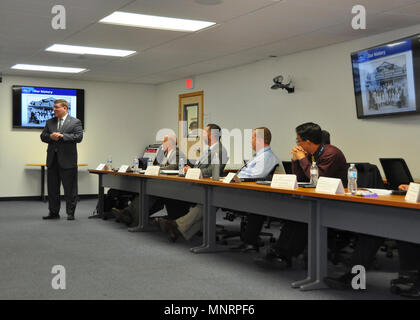 Naval Surface Warfare Center, Port Hueneme (CDSN), PHD Directeur Technique Adjoint, Vance Brahosky, décrit l'histoire du doctorat CDSN et capacités au cours d'une réunion de collaboration avec l'Université d'État de Californie, Channel Islands représentants et CDSN PHD Département des gestionnaires et des spécialistes, le 28 février. Banque D'Images