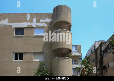 Tel Aviv, Israël - 15 mai 2018 : Avis d'un des 4000 immeubles de la ville blanche de Tel Aviv. Les maisons autour de style Bauhaus appartiennent à l'Unesco Banque D'Images