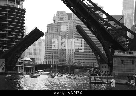 Le centre-ville de ponts de Chicago sont soulevées pour laisser passer les voiliers lors de la course de bateau de printemps au lac Michigan. Banque D'Images