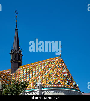 Les carreaux de céramique toit de l'église Matthias, le Bastion des Pêcheurs de couronnes sur la colline de Buda, à Budapest, Hongrie. Banque D'Images