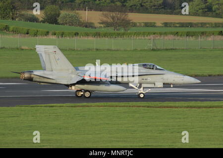 HN-419, un McDonnell Douglas F-18C Hornet exploités par l'Armée de l'Air Finlandaise, à l'arrivée à l'Aéroport International de Prestwick en Ayrshire. Banque D'Images