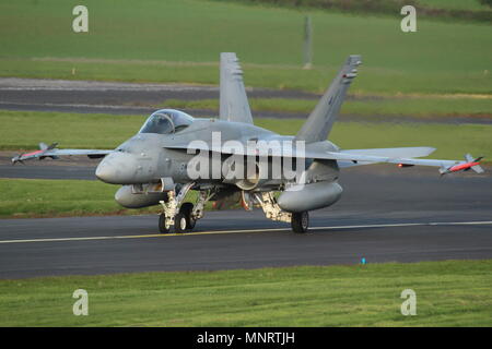 HN-419, un McDonnell Douglas F-18C Hornet exploités par l'Armée de l'Air Finlandaise, à l'arrivée à l'Aéroport International de Prestwick en Ayrshire. Banque D'Images