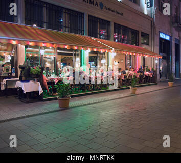 Les personnes bénéficiant de dîner dehors à un restaurant populaire dans la zone piétonne Vaci du centre-ville de Pest, Budapest, Hongrie. Banque D'Images