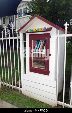 Livre gratuit swap (bibliothèque de rue ou petite bibliothèque) sur la rue à l'extérieur de maison, Edge Hill, Cairns, Queensland, Australie. Pas de PR Banque D'Images