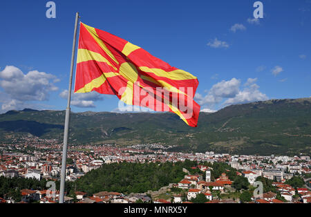 Drapeau macédonien au-dessus de la ville d'Ohrid Macédoine Banque D'Images