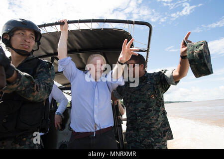 Secrétaire des affaires étrangères, Boris Johnson, repose sur un bateau de patrouille de la marine, sur l'Amazone près de Lima au Pérou avec des membres des forces armées péruviennes qui essaient d'empêcher le commerce illicite des espèces sauvages. Banque D'Images