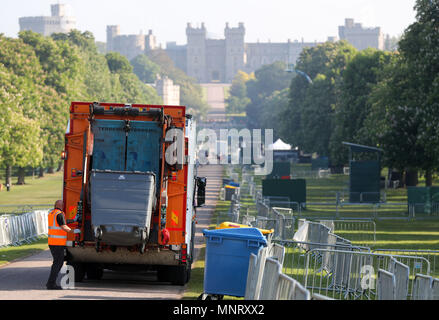 Un camion poubelle fait son chemin vers le bas la longue marche à Windsor, que le nettoyage se poursuit après le mariage royal. Banque D'Images