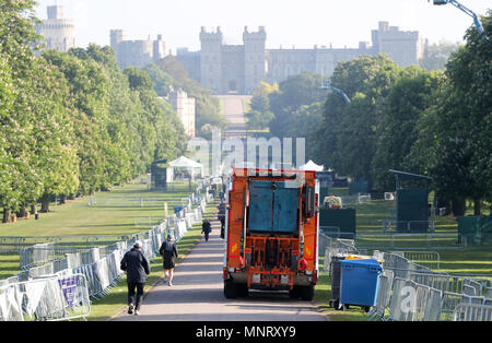 Un camion poubelle fait son chemin vers le bas la longue marche à Windsor, que le nettoyage se poursuit après le mariage royal. Banque D'Images
