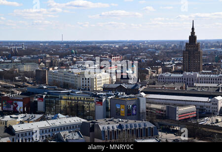 Riga, Lettonie, 27 mars, 2018. La vue sur la vieille ville de Riga avec les anciennes églises et cathédrales. Banque D'Images