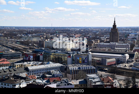 Riga, Lettonie, 27 mars, 2018. La vue sur la vieille ville de Riga avec les anciennes églises et cathédrales. Banque D'Images