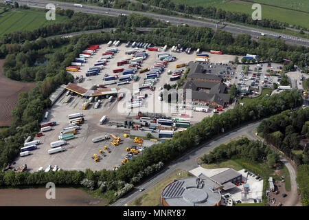 Vue aérienne de Lymm Services (peuplier Lymm Services 2000) sur le M6, Cheshire Banque D'Images