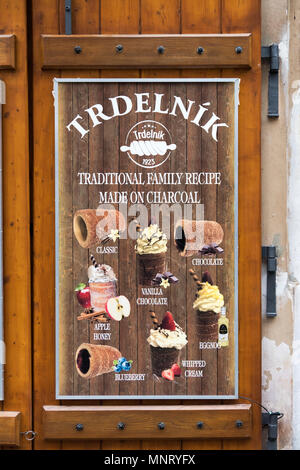Une affiche dans la vieille ville de Prague, les TRDELNIK traditionnel slovaque de la pâtisserie à base de pâte roulée, couverts dans les bonbons et habituellement servi avec de la crème glacée. Banque D'Images