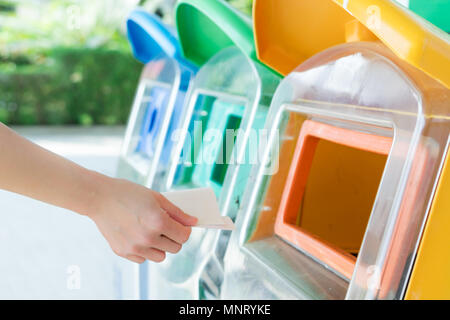 Par contre les femmes de jeter les ordures à la poubelle/corbeille, tri des déchets/ordures avant de tomber à la poubelle Banque D'Images