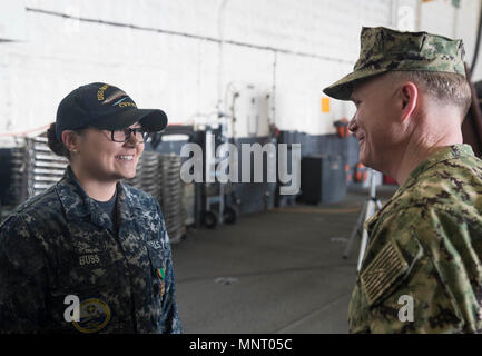 NORFOLK, Virginie (Mar. 14, 2018) -- Technicien en électronique d'aviation, de l'Aviateur de Bus Alexandra Waterloo, Illinois, affectés à l'USS Gerald R. Ford (CVN 78) intermédiaires de l'aviation maintenance, parle avec le Capitaine Richard McCormack, commandant du Ford, lors d'un gala dans le hangar du navire. Banque D'Images