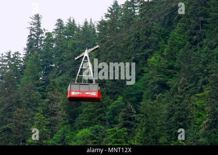 Gros plan d'un tramway aérien qui attire les touristes au sommet du magnifique Mont Roberts à Juneau, Alaska, États-Unis Banque D'Images